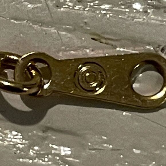 Vintage 7.5” Avon gold tone Herringbone chain bracelet with a spring clasp - Picture 6 of 8